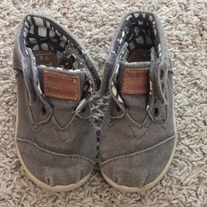 Toms infant sz 5 booties.